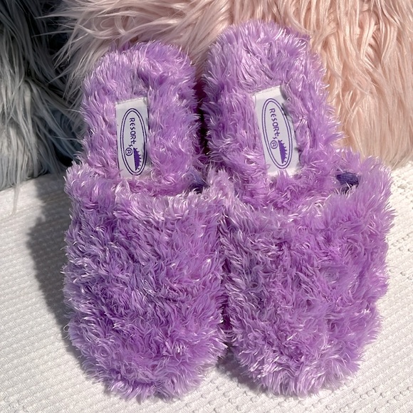 Resorts Purple Fluffy Slippers Womens 5/6 House Shoes Comfy Slip On - Picture 2 of 16